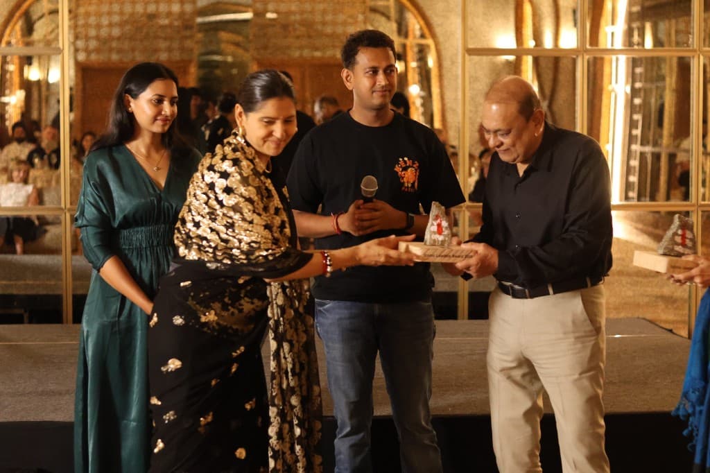 Award recipient receiving the Iconic Leaders Award 2026 trophy